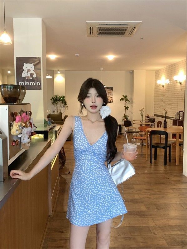 Style Blue Fresh Floral V-neck Backless Dress for Women Slim Fit Vacation A-line Sleeveless Dress